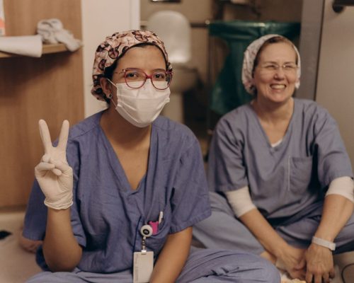 Foto sentada no chão com Paty